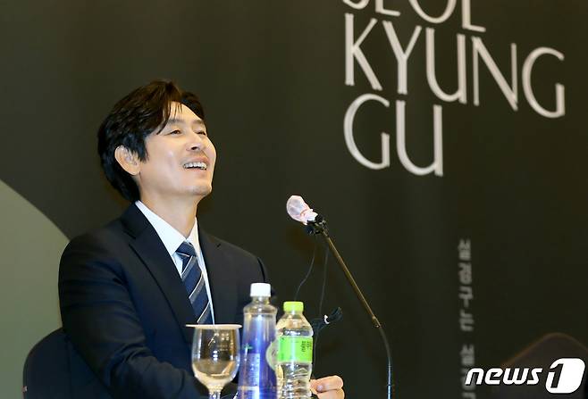 배우 설경구가 8일 오후 경기 부천시 고려호텔에서 열린 제26회 부천국제판타스틱영화제 특별 기자회견에서 취재진과 인터뷰를 하고 있다. 2022.7.8/뉴스1 © News1 정진욱 기자