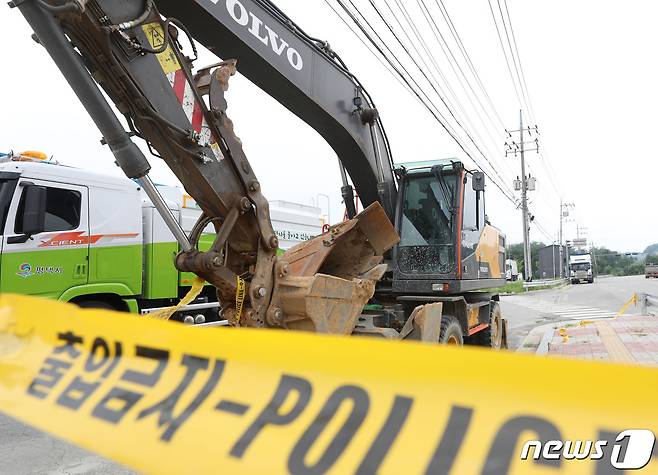 지난 7일 경기 평택시 청북읍의 한 초등학교 앞 스쿨존에서 초등학생들이 포클레인에 치여 1명이 다치고 1명이 숨진 가운데 8일 오전 경기 평택서부운동장 인근에 사고 포클레인 주변에 폴리스 라인이 쳐있다. 2022.7.8/뉴스1 © News1 김영운 기자