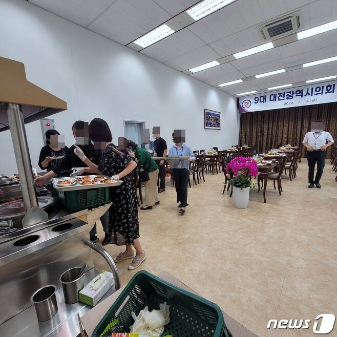 대전시의회 사무처 공무원들이 8일 대전시청 구내식당인 청솔홀에서 음식을 나르고 있다.© 뉴스1