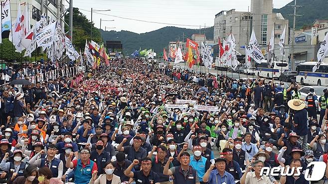 민주노총이 8일 경남 거제 대우조선 남문 앞에서 조선소 하청노동자 투쟁승리 결의대회를 열고 있다.(금속노조 제공)© 뉴스1