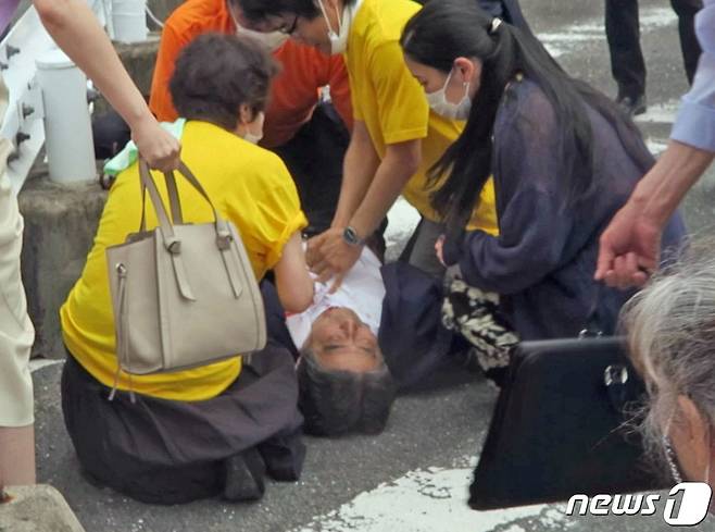 아베 신조(安倍晋三) 전 일본 총리가 8일 참의원 선거를 앞두고 일본 서부 나라시에서 선거 유세 도중 총격을 맞고 쓰러졌다. © 로이터=뉴스1