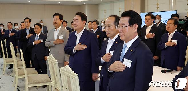 윤석열 대통령이 8일 오후 용산 대통령실에서 열린 제1차 민선 8기 시·도지사 간담회에서 참석자들과 국민의례를 하고 있다. 앞줄 오른쪽부터 김영록 전남지사, 윤 대통령, 오세훈 서울시장, 강기정 광주시장, 방문규 국무조정실장, 박완수 경남지사, 최영범 홍보수석. (대통령실사진기자단) 2022.7.8/뉴스1 © News1 안은나 기자