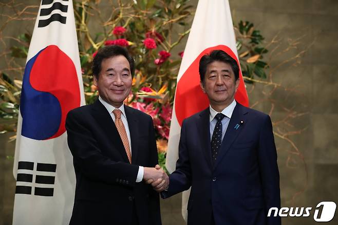 이낙연 국무총리가 일본 도쿄(東京) 총리관저에서 아베 신조(安倍晋三) 총리와 만나 악수하고 있다. 2019.10.24/뉴스1 © News1 유승관 기자