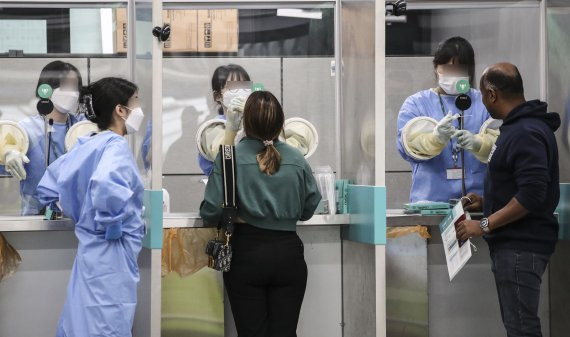 지난 7일 오전 인천공항 제1여객터미널 코로나19 검사센터에서 외국인들이 검사를 받고 있다. 뉴시스 제공