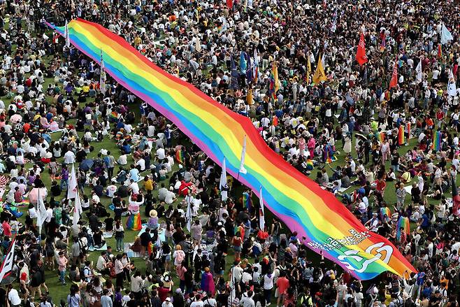 2019년 6월1일 오후 제20회 서울퀴어문화축제 ‘스무번째 도약, 평등을 향한 도전!’ 참가자들이 서울 중구 서울광장에서 무지개색 대형 펼침막을 흔들고 있다. 김정효 기자 hyopd@hani.co.kr