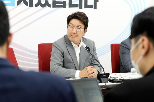 권성동 국민의힘 원내대표가 8일 국회 원내대표실에서 최고위원들과 비공개 면담 후 브리핑을 하고 있다. 뉴스1