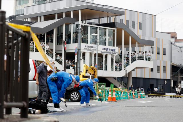 아베 신조 전 일본 총리가 8일 나라에서 선거 연설 중 총격으로 쓰러져 경찰이 현장을 조사하고 있다. 나라=AP 뉴시스