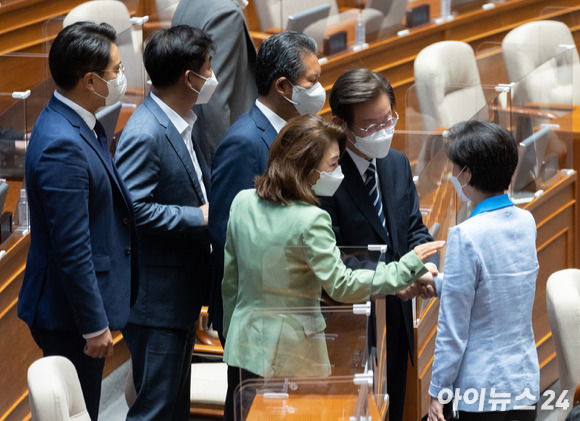 이재명 더불어민주당 의원이 지난 4일 오후 서울 여의도 국회에서 열린 제398회 국회(임시회) 제1차 본회의에 참석하며 백혜련 의원과 인사하고 있다. [사진=김성진 기자]