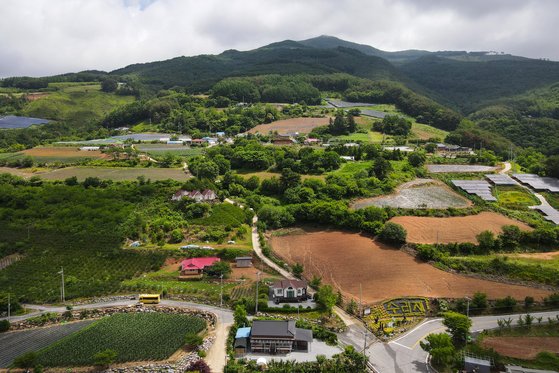 깨비마을은 청옥산의 맑은 기운을 느끼며 쉬기 좋은 마을이다. 야영장도 운영한다.