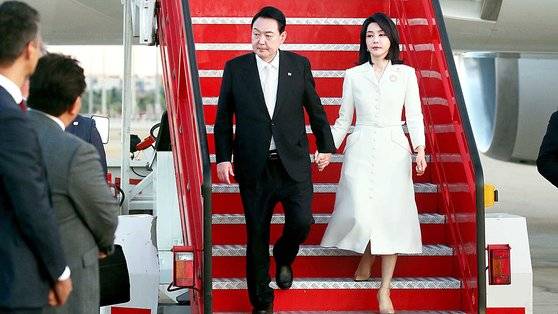 윤석열 대통령과 부인 김건희 여사가 지난달 27일 스페인 마드리드에 도착해 공군 1호기에서 내리는 모습. 이날 김 여사가 착용한 발찌가 한 스타트업의 32만원대 제품이라는 정보가 많이 돌았다. 브로치가 2000만원대 티파니라는 건 많이 알려지지 않았다. [대통령실사진기자단]