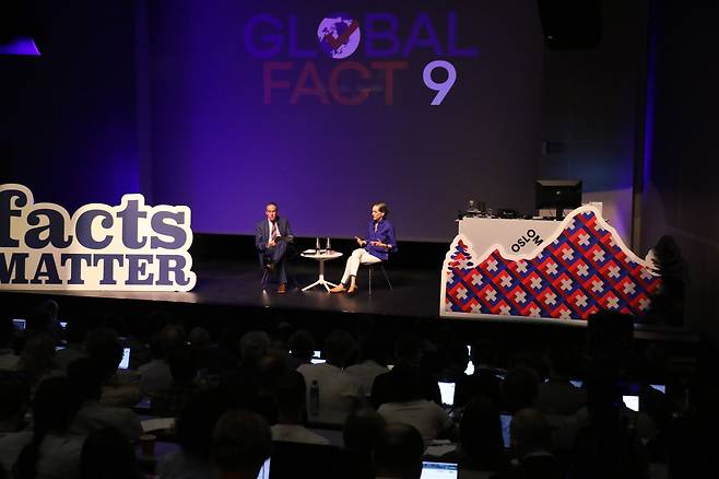 지난달 23일 오슬로에서 열린 ‘GLOBAL FACT 9’에서 퓰리처상 수상자 앤 애플바움이 대담을 진행하는 모습