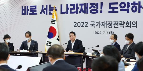 윤석열 대통령이 7일 오전 충북 청주시 충북대학교에서 ‘2022 국가재정전략회의’를 주재하고 있다. 이날 회의에서는 재정준칙 법제화 추진을 비롯한 새정부 5년 간의 국가재정운용방향을 논의했다. 연합뉴스