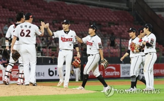 (수원=연합뉴스) 8일 경기도 수원케이티위즈파크에서 열린 2022 KBO리그 프로야구 롯데 자이언츠와 kt wiz의 경기. 6대3으로 승리한 KT 선수들이 기뻐하고 있다.