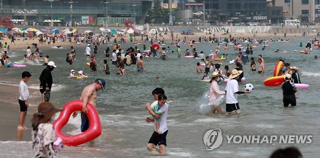 부산 해운대해수욕장에서 시민들이 물놀이를 하고 있다. 

[사진 출처 = 연합뉴스]