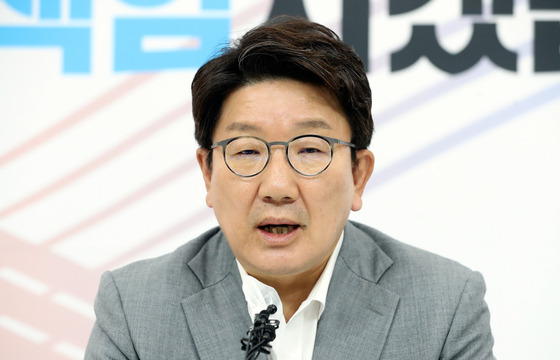 권성동 국민의힘 원내대표가 8일 오후 서울 여의도 국회 원내대표실에서 최고위원들과 비공개 면담 후 브리핑을 하고 있다. /사진=뉴스1