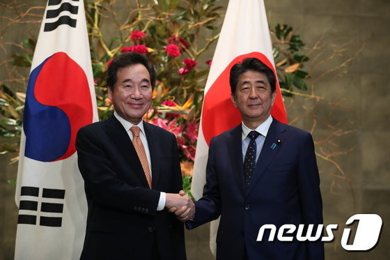 2019년 당시 이낙연 국무총리(왼쪽)가 일본 도쿄 총리관저에서 아베 신조 총리와 만나 악수하고 있다. 2019.10.24/뉴스1 (C) News1 유승관 기자