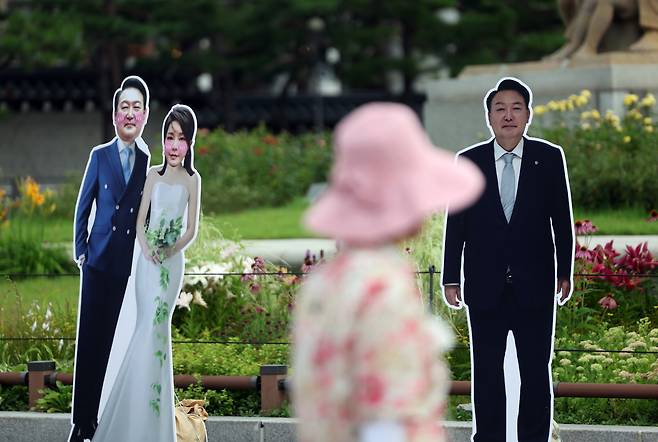 7일 서울 청와대 분수대 앞에 윤석열 대통령과 김건희 여사의 등신대가 설치되어 있다. [연합]