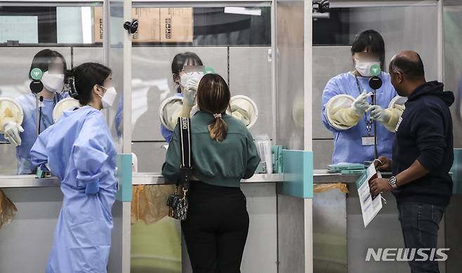 [인천공항=뉴시스] 김근수기자 =지난 7일 오전 인천공항 제1여객터미널 코로나19 검사센터에서 외국인들이 검사를 받고 있다. 2022.07.07. ks@newsis.com