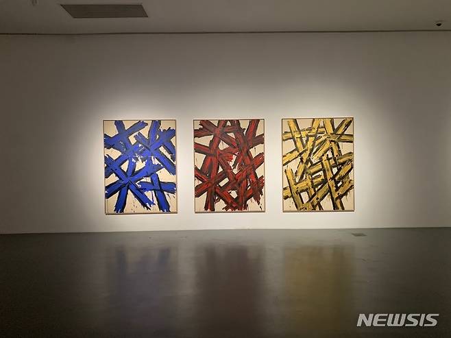 [서울=뉴시스]상하이 파워롱 미술관 재개관전에 초대된 남춘모 작가 개인전 전시 전경.