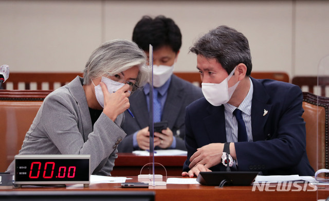 [서울=뉴시스] 김진아 = 이인영 통일부 장관(오른쪽)과 강경화 외교부 장관이 25일 오후 국회에서 열린 외교통일위원회 전체회의 `북한군의 어업지도원 총격 사망사건'에 관한 현안질의에 앞서 이야기를 나누고 있다. (공동취재사진) 2020.09.25.  photo@newsis.com