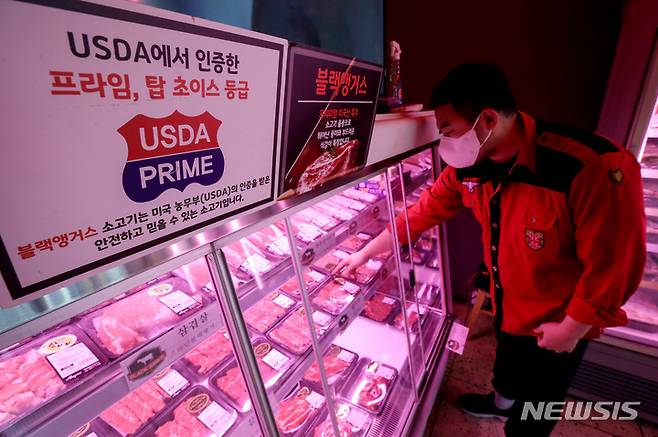 [서울=뉴시스] 김병문 기자 = 서울 영등포구 한 미국산 소고기 전문 정육점에서 주인이 고기를 진열하고 있다. 2022.01.11. dadazon@newsis.com