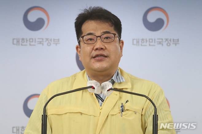 [서울=뉴시스] 김명원 기자 = 손영래 중앙사고수습본부 사회전략반장이 8일 오전 서울 종로구 정부서울청사에서 코로나19 중앙재난안전대책본부(중대본) 정례브리핑을 하고 있다. 2022.07.08. kmx1105@newsis.com