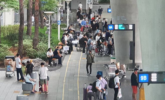 [인천공항=뉴시스] 홍찬선 기자 = 8일 오전 인천국제공항 제1여객터미널 버스 승강장에서 승객들이 전국 각지역으로 향하는 버스를 기다리고 있다. 2022.07.08. photo@newsis.com *재판매 및 DB 금지