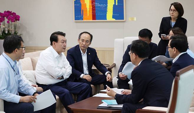 [서울=뉴시스] 윤석열 대통령이 8일 서울 용산 대통령실 청사에서 열린 제1차 비상경제민생회의에 앞서 추경호 경제부총리 겸 기획재정부 장관 등 국무위원 및 수석들과 사전환담을 하고 있다. (사진=대통령실 제공) 2022.07.08. photo@newsis.com *재판매 및 DB 금지