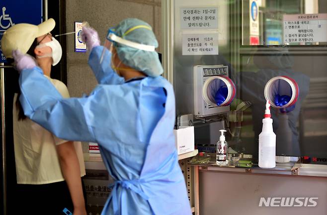 [대구=뉴시스] 이무열 기자 = 코로나19 신규 확진자수가 1만9323명으로 집계된 8일 대구 동구 보건소 선별진료소에서 한 시민이 PCR 검사를 받고 있다. 2022.07.08. lmy@newsis.com