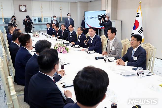 [서울=뉴시스] 홍효식 기자 = 윤석열 대통령이 8일 서울 용산 대통령실 청사에서 열린 제1차 민선 8기 시·도지사 간담회에서 발언하고 있다. 2022.07.08. yesphoto@newsis.com