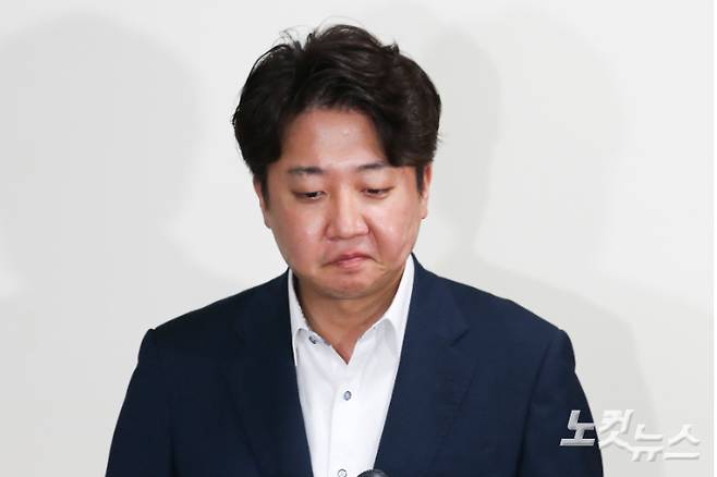 국민의힘 이준석 대표가 7일 저녁 서울 여의도 국회에서 열린 중앙윤리위원회에 출석하며 입장을 밝히고 있다. 윤창원 기자