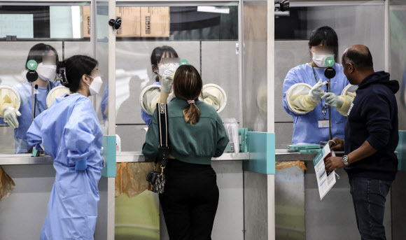 지난 7일 오전 인천공항 제1여객터미널 신종 코로나바이러스 감염증(코로나19) 검사 센터에서 외국인들이 검사를 받고 있다. 인천공항-뉴시스