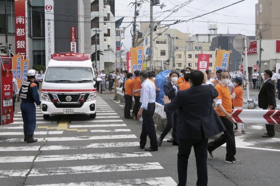 일본 나라현 나라시에서 8일 현지 구급대원들이 아베 신조 전 총리 저격 현장 주변을 통제하고 있다. AP=뉴시스