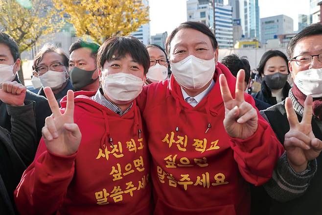 2021년 12월4일 국민의힘 윤석열 대선후보와 이준석 대표가 부산 서면 일대를 방문, 시민들과 셀카를 찍고 인사를 나누고 있다.ⓒ윤석열 캠프 제공