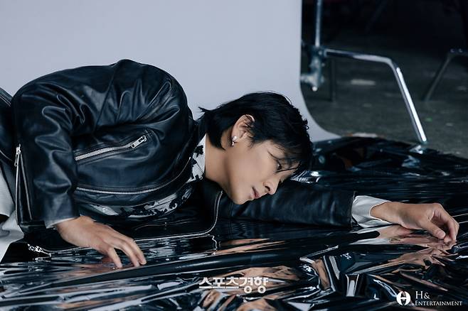 The behind-the-scenes cut of the pictorial was unveiled with actor Ju Ji-hoon decorating the cover and pictorial of the July issue of fashion magazine Daysd.In the public photos, you can get a glimpse of Ju Ji-hoon Magic, which makes momentary moments A-cut.As an actor who always expresses his own light, he showed a high-quality result from photogenic aspect to concept digestion power.Ju Ji-hoon is overwhelmed by his colorful atmosphere.The black leather jacket styling with its distinctive dark eyes and chicness maximizes the dreamy charm with a subtle harmony.Also, I feel a soft charisma when I am staring somewhere in a white suit with avant-garde mood.In another behind-the-scenes cut, you can see the understated pose and expression under the red light, and the fascinating aura is filled with a deeper sexy.Ju Ji-hoon, who created another picture by digesting various costumes and concepts in his own style, said that he led the scene professionally.On the other hand, Ju Ji-hoon visits the audience with the movies Gentleman and Silence.First, Gentleman is divided into Ji Hyun-soo, president of Hung Shin-soo, who has been acting as a prosecutor to take off his falsification.Ju Ji-hoon, who will be responsible for the development with his unique charismatic acting, is looking forward to his performance.In Silence, it is expected to add tension to the drama by playing the role of a Lekka knight who wanders around the road and finds work.As he has performed a deep acting in his works, Ju Ji-hoon is focused on what kind of transformation he will make in two different films, both genre and feature.