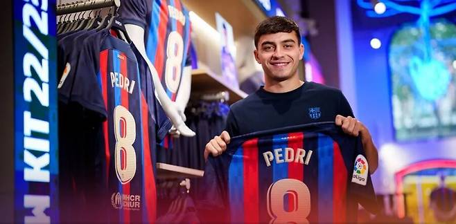 ▲ 8번으로 변경한 페드리 ⓒFC 바르셀로나