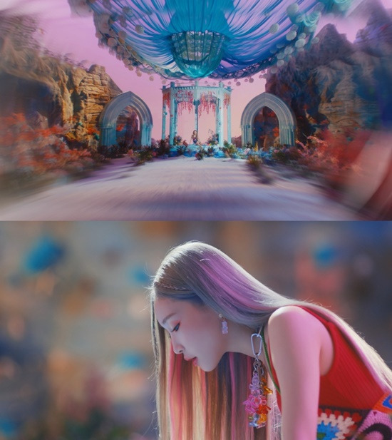 Singer Chungha has released his new song Sparkling Music Video 1st Teaser.Chungha posted the first teaser video of the second music album Bare & Rare Pt.1 (Bair & Rare Part.1) Sparkling (Sparkling) on the official SNS at midnight on the 8th.In the open video, Chungha is looking at the temple of water deep in the fishing port.There, the brilliant visual Chungha looks up with the same eyes that will fall into it at any moment.The video gives a strange sense of space as if it were in the water just by looking at it, and at the same time, it depicts a dreamy atmosphere.The trendy synthesizers arpeggio melody also completed the brilliant sound and doubled the mysterious charm of Sparkling.The production and unique concept that captures the visuals of Chungha further added the fun of the video and raised the curiosity about the main part of Music Video.The title song Sparkling is a song with Chunghas solid vocals on the speedy beat of BPM 160.Chungha, who also participated in the production and production of the entire track, truly embodies the inner story that has not been released so far through various musical genres.On this day, Music Video Teaser focuses a lot of attention on the new concept challenge and the comeback of Chungha, which predicted various sounds.Chungha will release its second music album Bare & Rare Pt.1 on the online soundtrack site before 6 pm on the 11th, and Naver NOW at 7 pm on the same day.The comeback show #OUTNOW Chungha will show a new song live stage.Photo: MNH Entertainment