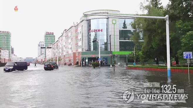 북한 신의주백화점 앞 도로, 폭우로 침수 (서울=연합뉴스) 조선중앙TV는 평안북도 신의주시의 도심 한복판에 있는 신의주백화점이 폭우로 침수됐다고 7일 보도했다. 신의주시에는 이날 0시부터 오후 5시까지 132.5mm의 많은 비가 내렸다.[조선중앙TV 화면] 2022.7.8 
    [국내에서만 사용가능. 재배포 금지. For Use Only in the Republic of Korea. No Redistribution] nkphoto@yna.co.kr