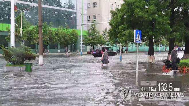 북한 신의주시 주민들, 침수된 도로 건너느라 무릎 '둥둥' 걷어 (서울=연합뉴스) 조선중앙TV는 평안북도 신의주시에 지난 7일 0시부터 오후 5시까지 132.5mm의 많은 비가 내렸다고 보도했다. 7일 중앙TV에는 주민들이 무릎까지 차오른 빗물을 헤치며 도로를 건너는 모습이 포착됐다.[조선중앙TV 화면] 2022.7.8 
    [국내에서만 사용가능. 재배포 금지. For Use Only in the Republic of Korea. No Redistribution] nkphoto@yna.co.kr