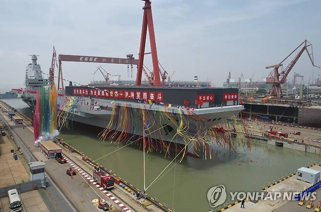 중국 세번째 항공모함 '푸젠함' 진수식 [상하이 신화=연합뉴스 자료사진] 6월17일 중국 상하이 인근 장난(江南) 조선소에서 중국의 세 번째 항공모함 '푸젠(福建)함' 진수식이 열리고 있다. 디젤 추진 방식인 푸젠함은 중국이 자체 설계해 건조한 최초의 사출형 항공모함으로 배수량은 8만여t이다. [판매 금지] 2022.6.17 leekm@yna.co.kr