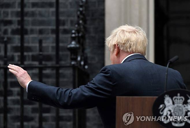 "보수당 대표 사임" 발표하고 돌아서는 존슨 총리 (런던 AFP=연합뉴스) 보리스 존슨 영국 총리가 7일(현지시간) 총리실 앞에서 "보수당 대표직을 내려 놓는다"고 발표한 뒤 퇴장하고 있다. 2022.7.8