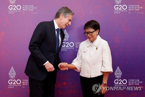 G20 외교장관회의 본회의 (발리 AP=연합뉴스) 8일 토니 블링컨 미 국무부 장관(왼쪽)과 레트노 마르수디 인도네시아 외무장관이 G20 외교장관회 본회의에 앞서 인사를 나누고 있다. 2022.7.8 photo@yna.co.kr