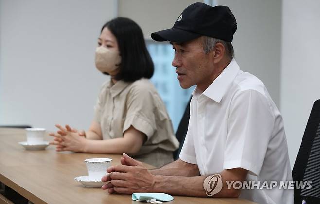 해수부 장관과 면담하는 피살 서해 공무원 유족 [연합뉴스 자료사진]