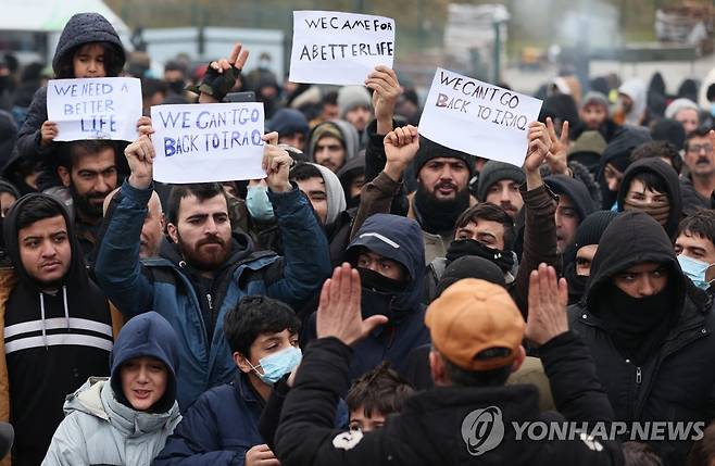 "이라크 복귀는 불가" 벨라루스 통해 폴란드 국경에 밀려든 이주민 [타스 연합뉴스 자료사진. DB 및 재판매 금지]