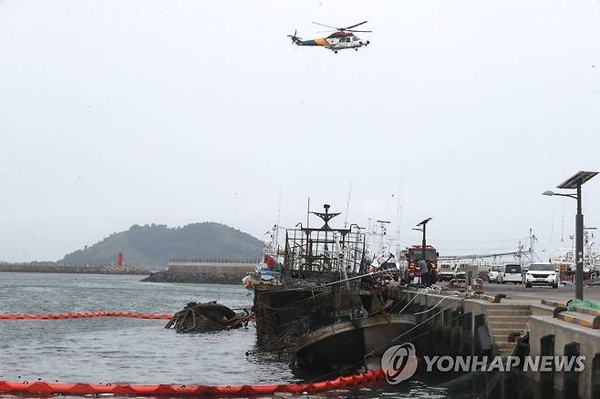 한림항 어선 화재 현장 실종자 수색 (제주=연합뉴스) 박지호 기자 = 지난 7일 오전 제주시 한림읍 한림항 내 정박한 어선에서 화재가 발생했다.
    8일 오후 사고 현장에서 해경 헬기가 실종자 수색을 하고 있다. 2022.7.8 jihopark@yna.co.kr