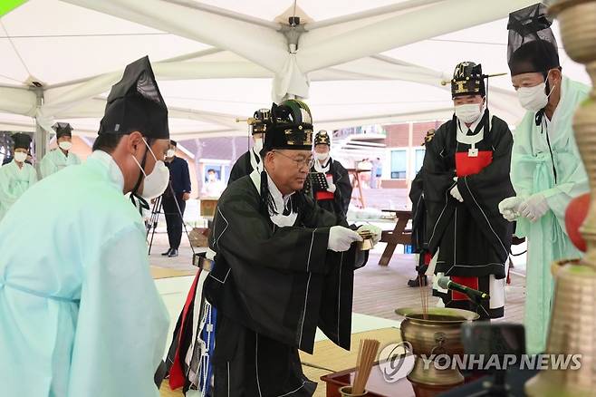 "무사 안녕을 기원합니다" (양양=연합뉴스) 강원 양양군은 지역 내 해수욕장들이 개장한 8일 낙산해수욕장에서 김진하 군수와 군청 직원들이 참여한 가운데 개장 기간 무사 안녕을 기원하는 용왕제를 봉행했다.
    2022.7.8
    [양양군 제공·재판매 및 DB 금지] momo@yna.co.kr