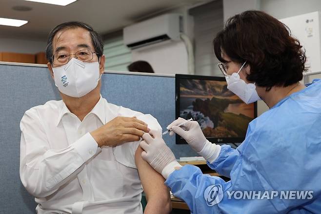 한덕수 총리, 코로나19 백신 4차 접종 (서울=연합뉴스) 김승두 기자 = 한덕수 국무총리가 8일 오후 서울 종로구보건소에서 신종 코로나바이러스 감염증(코로나19) 4차 예방접종을 하고 있다. 2022.7.8 kimsdoo@yna.co.kr