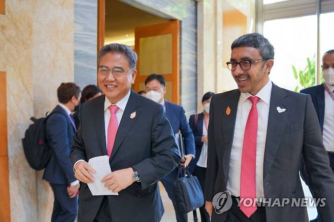 박진 장관, 아랍에미리트 외교장관과 회담 (서울=연합뉴스) 박진 외교부 장관(왼쪽)이 8일 인도네시아 발리에서 열린 G20 외교장관회의에서 만난 압둘라 빈 자이드 알 나흐얀 아랍에미리트(UAE) 외교장관과 회담장으로 이동하고 있다. 2022.7.8 [외교부 제공. 재판매 및 DB 금지] photo@yna.co.kr