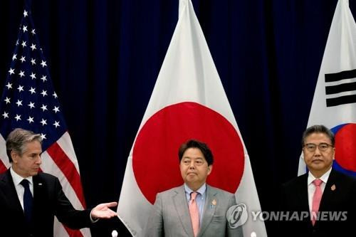 발리에서 열린 한미일 3국 외교장관 회담 (발리 AFP=연합뉴스) 박진 외교부 장관(오른쪽)과 토니 블링컨 미국 국무장관(왼쪽), 하야시 요시마사 일본 외무상(가운데)이 8일 오후 주요 20개국(G20) 외교장관회의가 개최된 인도네시아 발리에서 3국 외교장관 회담에 참석하고 있다. 2022.7.8 photo@yna.co.kr