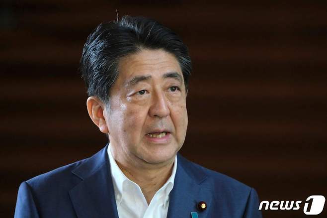 아베 신조 일본 총리가 2020년8월 24일 도쿄 총리 관저에 도착하면서 취재진을 만나고 있다. 아베 전 총리는 지난 8일 나라 현에서 열린 참의원 선거 유세 중 가슴에 총기 공격을 받아 쓰러진 후 병원으로 옮겨졌지만 끝내 숨졌다. © AFP=뉴스1 © News1 우동명 기자
